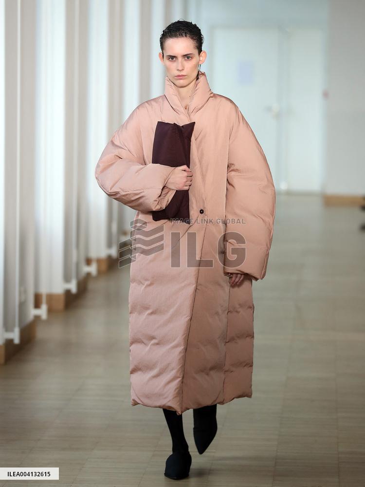 PFW - Christian Wijnants Runway