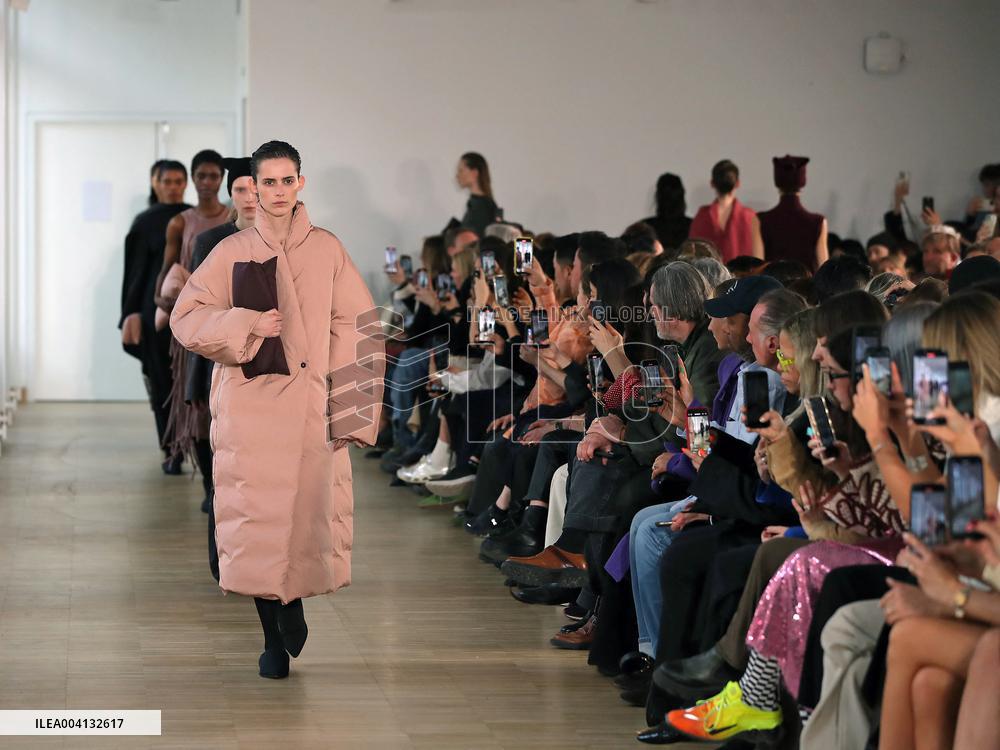 PFW - Christian Wijnants Runway