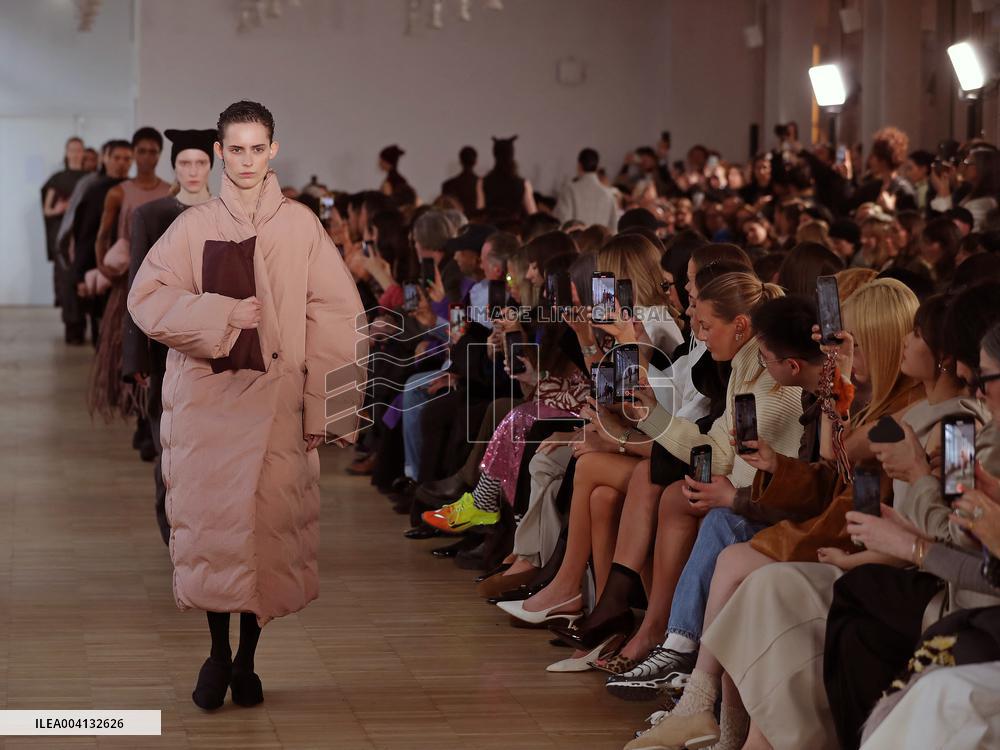 PFW - Christian Wijnants Runway