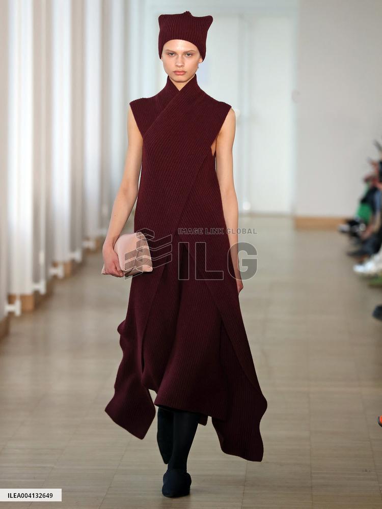 PFW - Christian Wijnants Runway