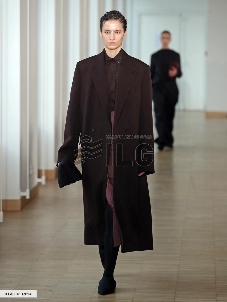 PFW - Christian Wijnants Runway