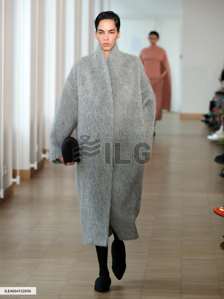 PFW - Christian Wijnants Runway