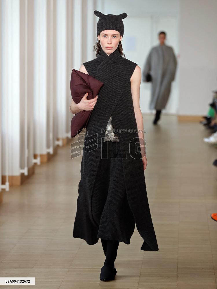 PFW - Christian Wijnants Runway