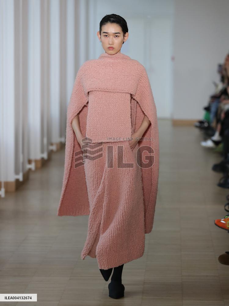 PFW - Christian Wijnants Runway