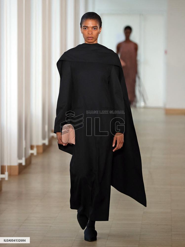 PFW - Christian Wijnants Runway
