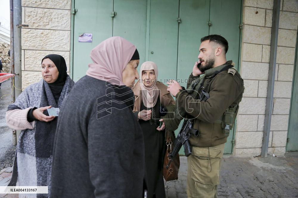 Muslims cross Israeli checkpoint for first Friday of Ramadan - Bethlehem