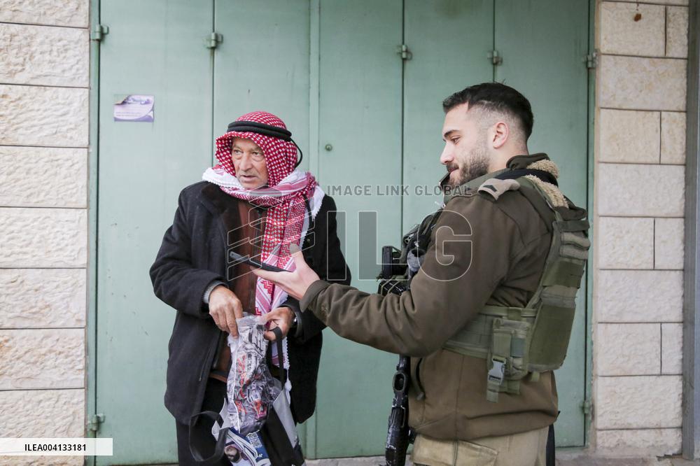 Muslims cross Israeli checkpoint for first Friday of Ramadan - Bethlehem