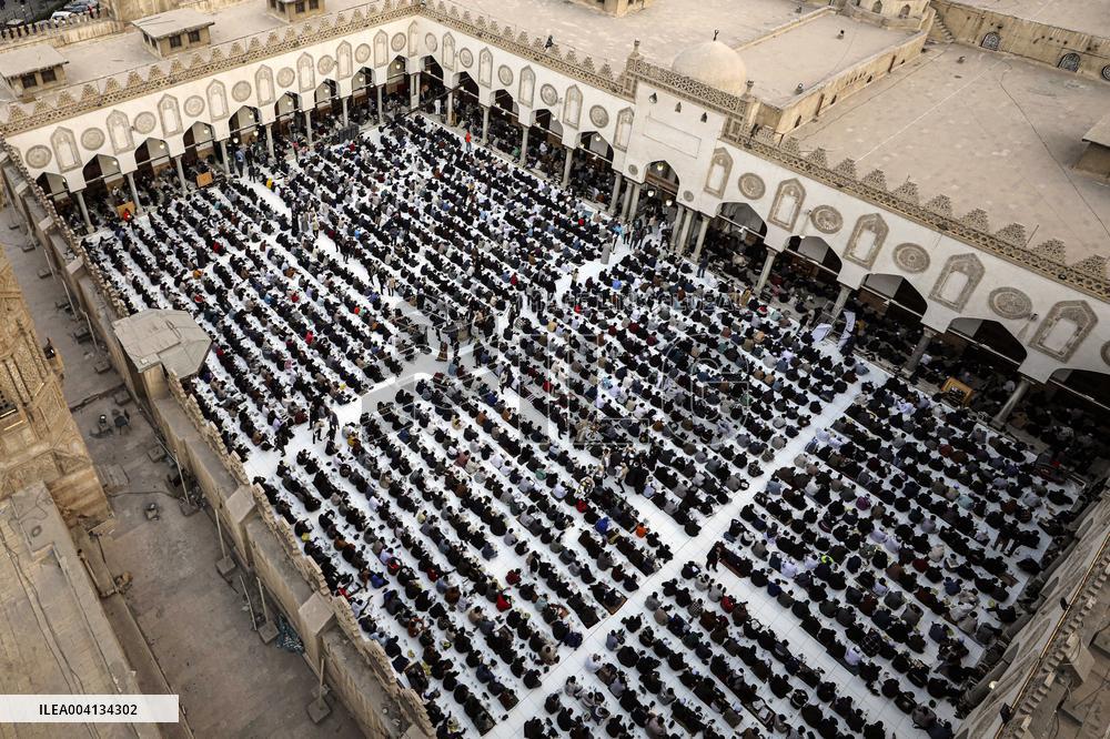 Muslims Wait To Have Their iItar - Cairo