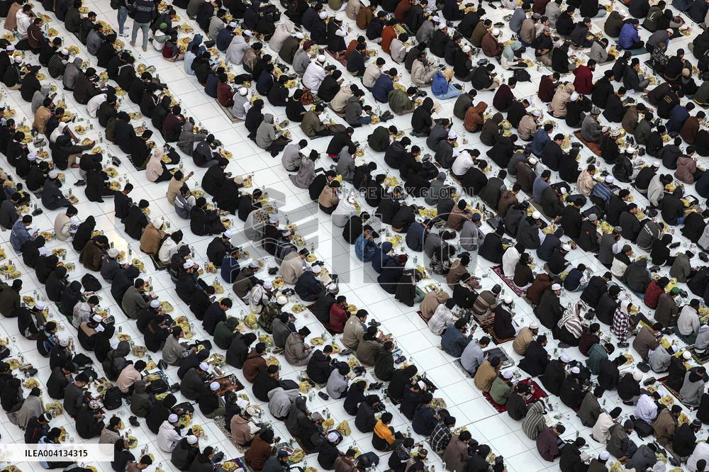 Muslims Wait To Have Their iItar - Cairo