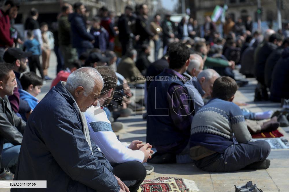 Demonstration in support of the new government - Aleppo