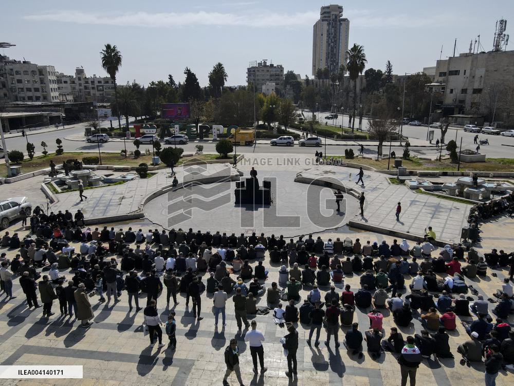 Demonstration in support of the new government - Aleppo
