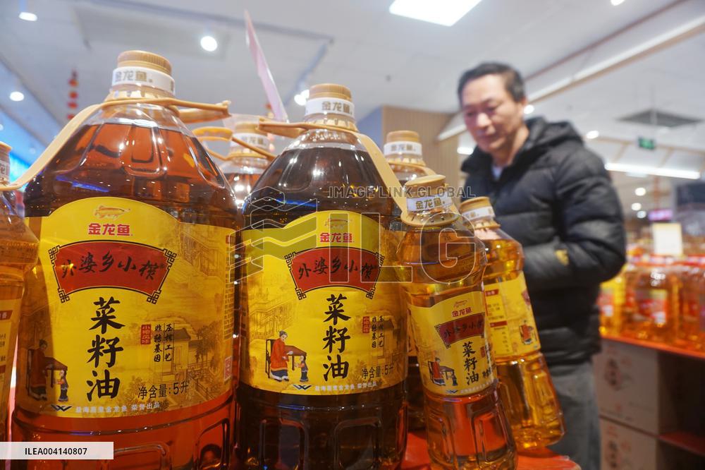 China Imposes 100% Tariff on Canadian Rapeseed Oil