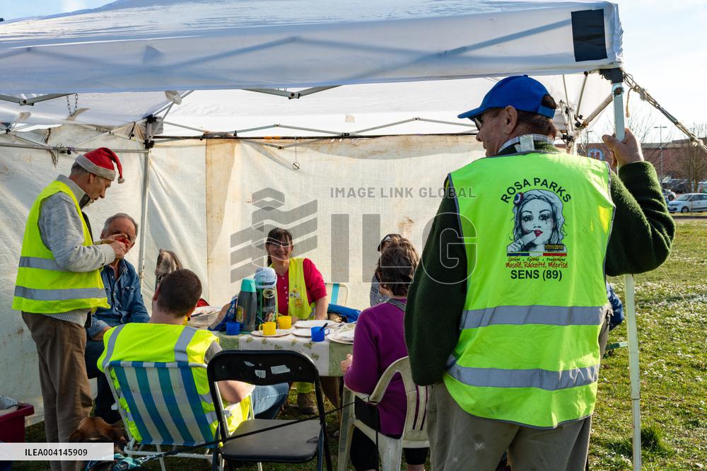 Yellow Vests Still Gather Weekly in Sens After Over Six Years
