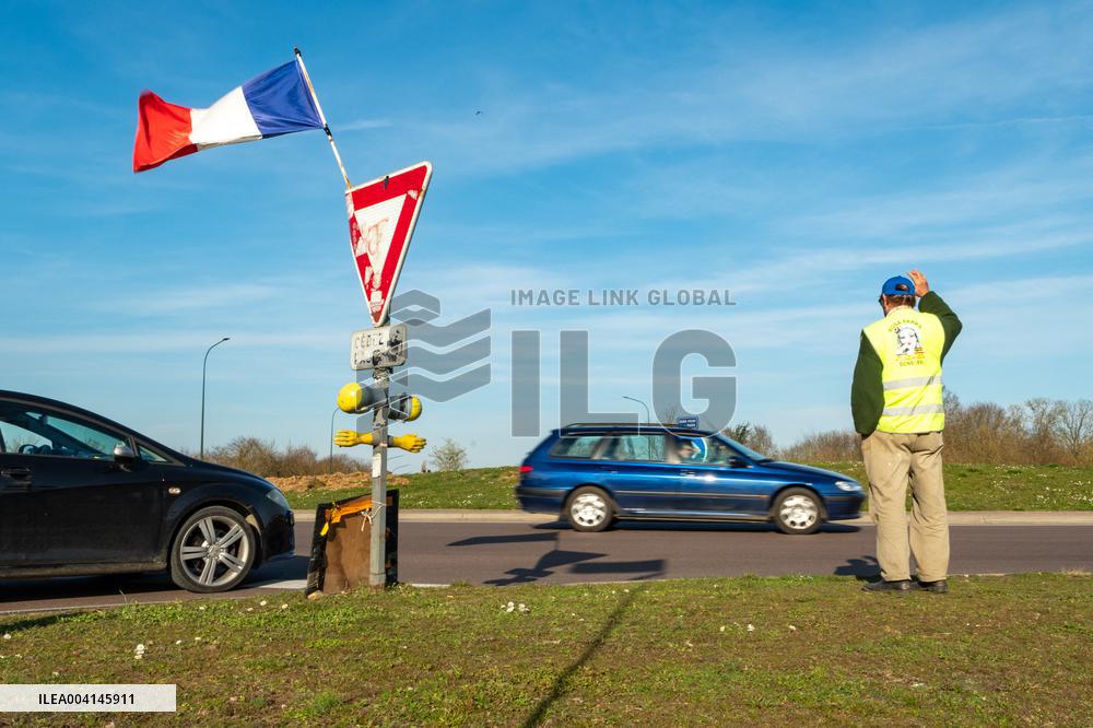 Yellow Vests Still Gather Weekly in Sens After Over Six Years