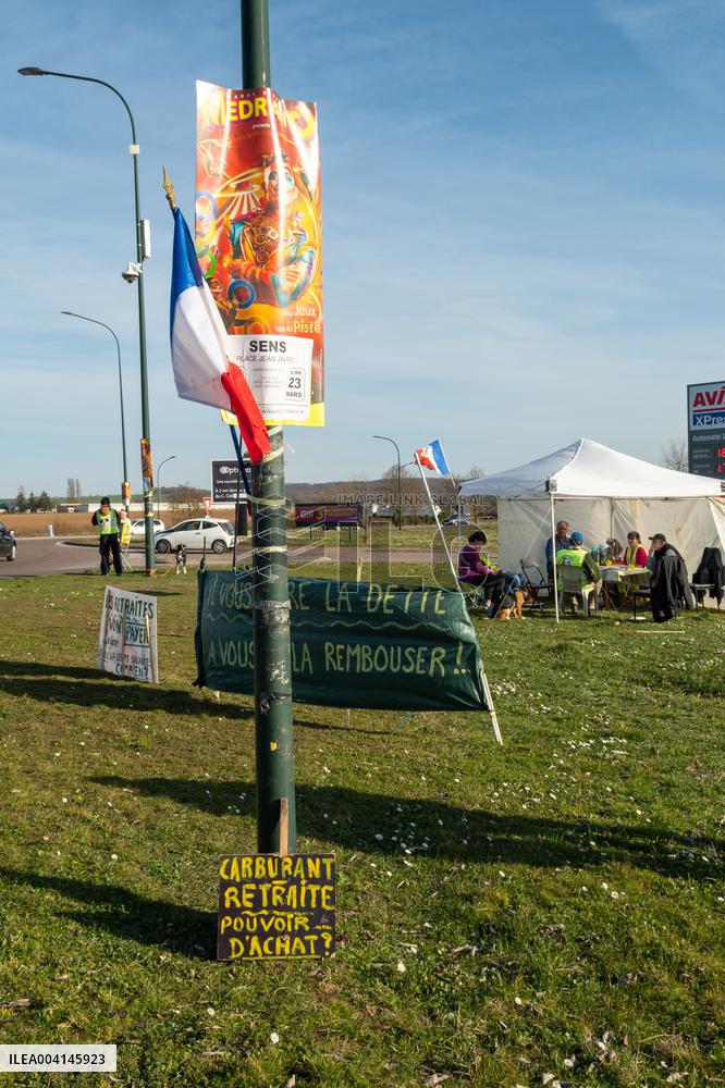 Yellow Vests Still Gather Weekly in Sens After Over Six Years