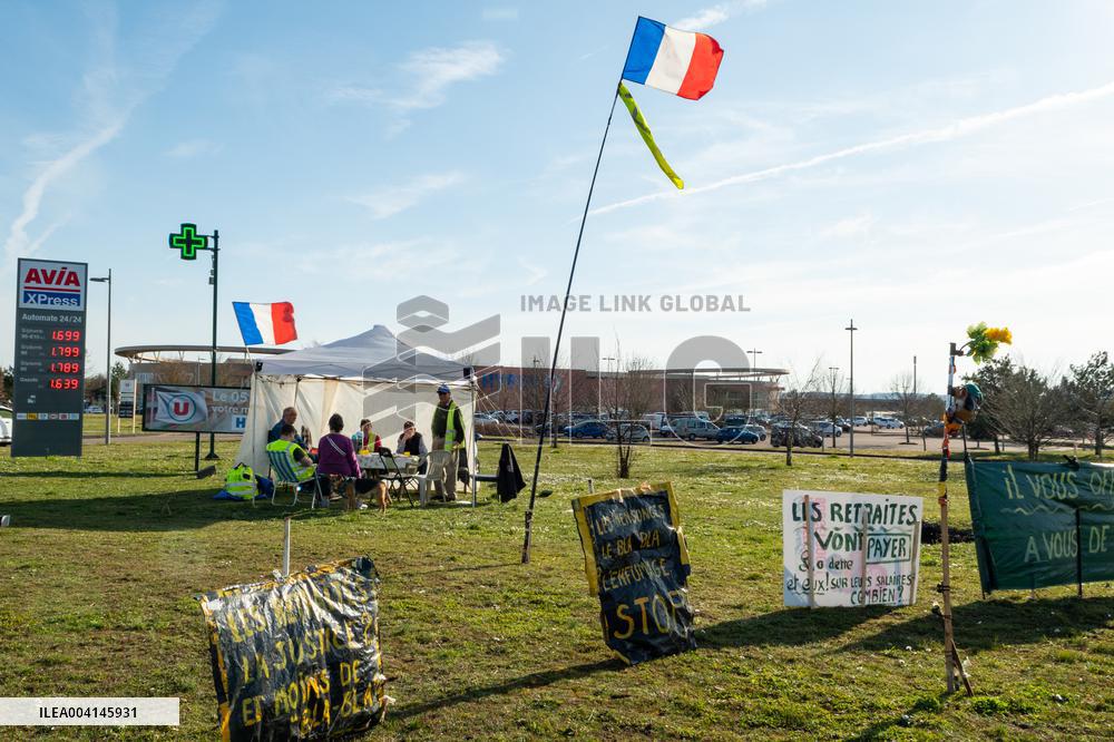 Yellow Vests Still Gather Weekly in Sens After Over Six Years