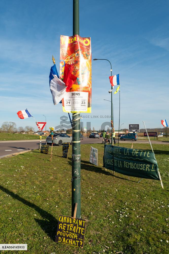 Yellow Vests Still Gather Weekly in Sens After Over Six Years
