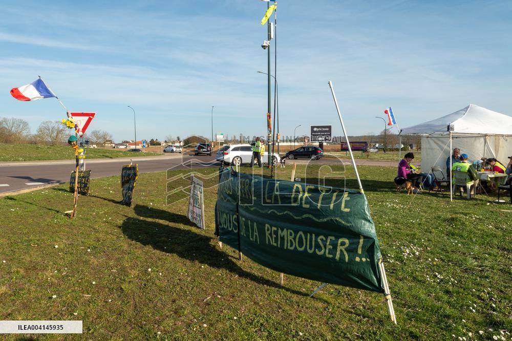 Yellow Vests Still Gather Weekly in Sens After Over Six Years