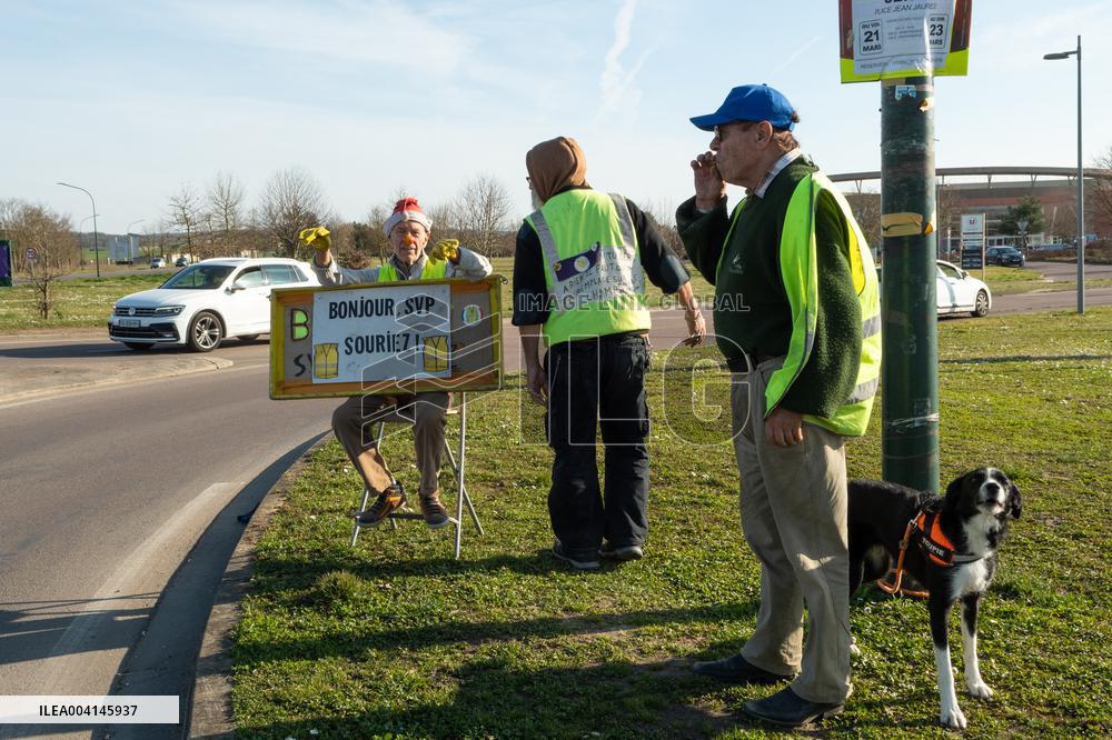 Yellow Vests Still Gather Weekly in Sens After Over Six Years