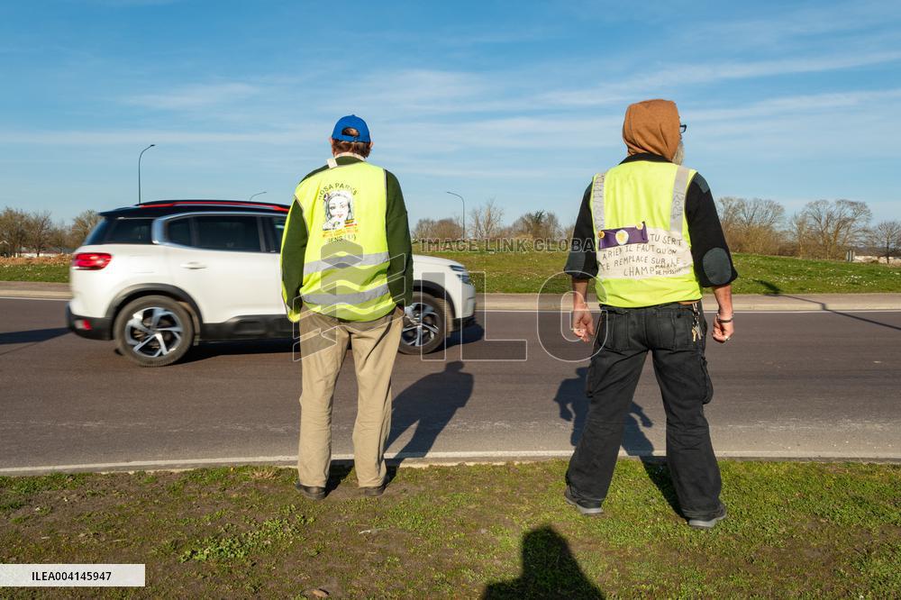Yellow Vests Still Gather Weekly in Sens After Over Six Years