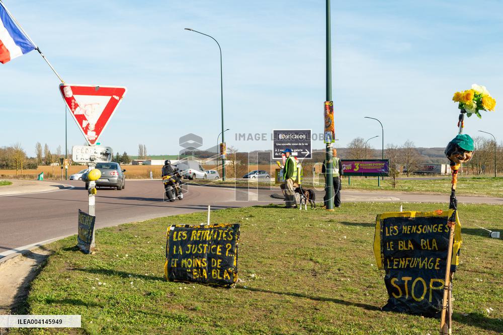 Yellow Vests Still Gather Weekly in Sens After Over Six Years
