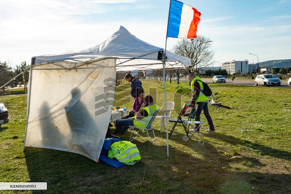 Yellow Vests Still Gather Weekly in Sens After Over Six Years