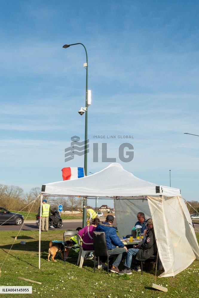 Yellow Vests Still Gather Weekly in Sens After Over Six Years