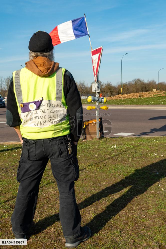 Yellow Vests Still Gather Weekly in Sens After Over Six Years