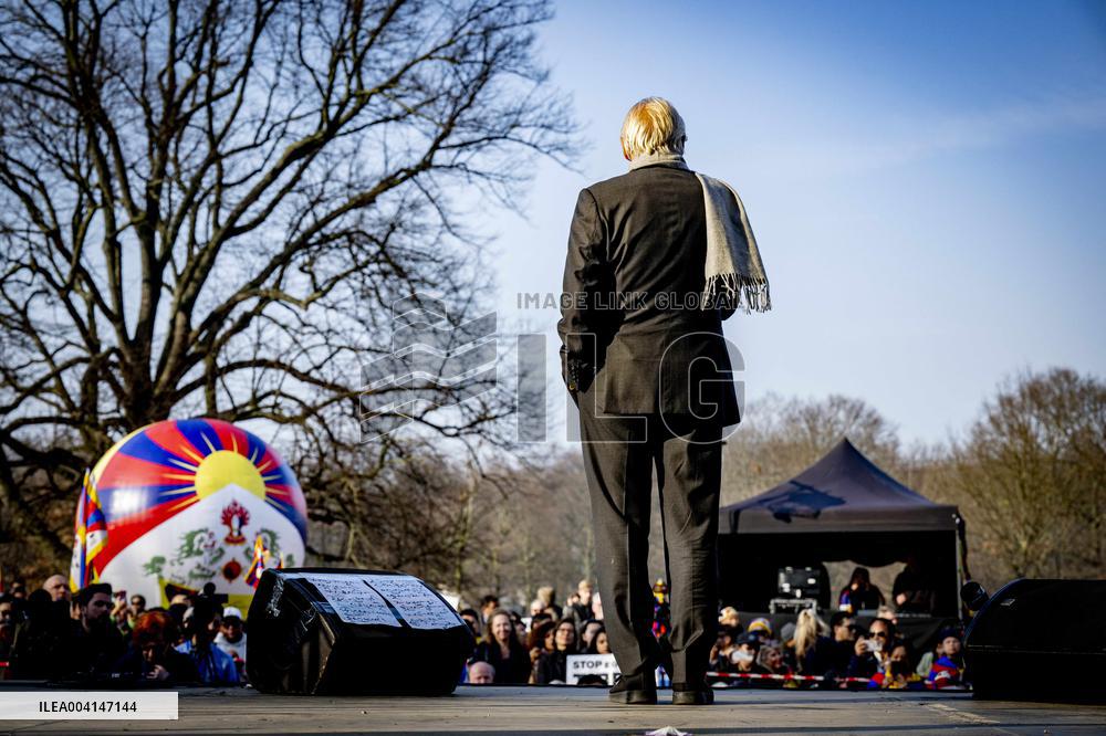 Richard Gere Joins Tibetans and Supporters In The Hague