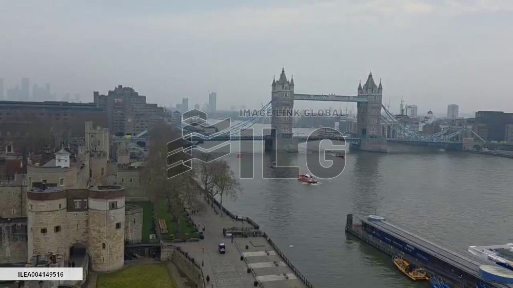 UK: London Tower Bridge Temporarily Closed After Man Scales Railings 2