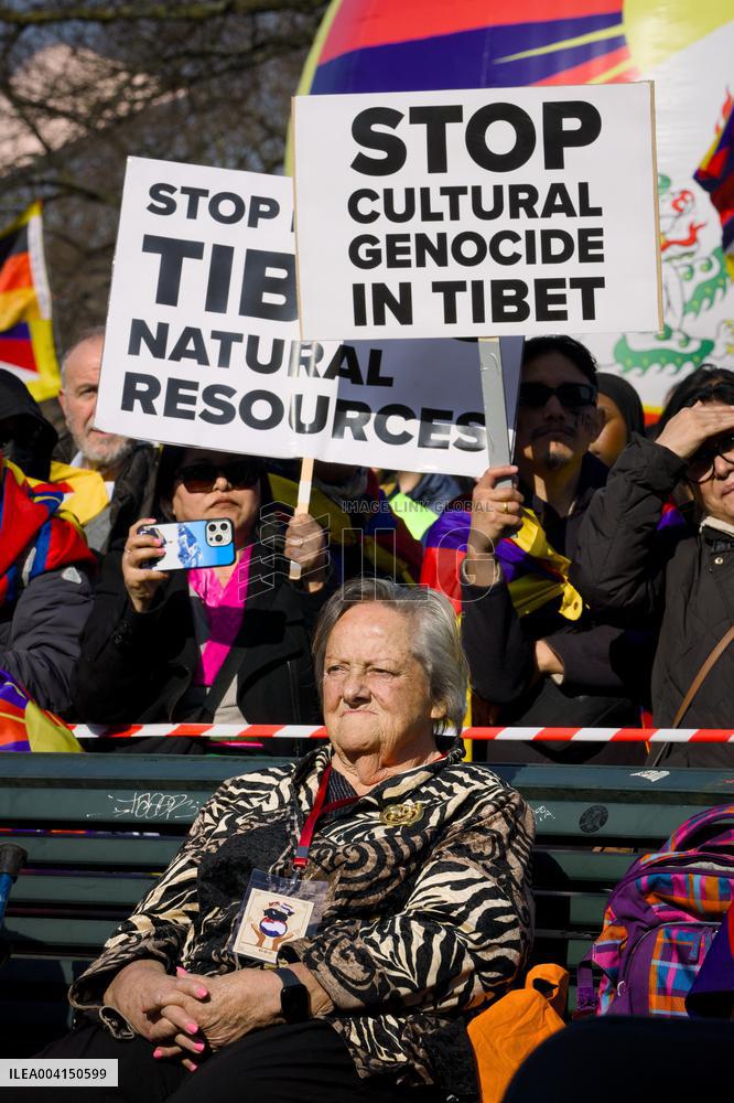 Richard Gere Joins Tibetans and Supporters In The Hague