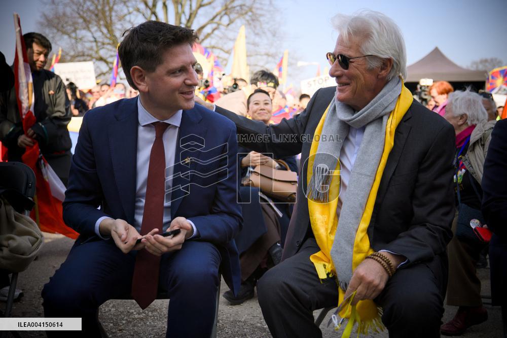 Richard Gere Joins Tibetans and Supporters In The Hague