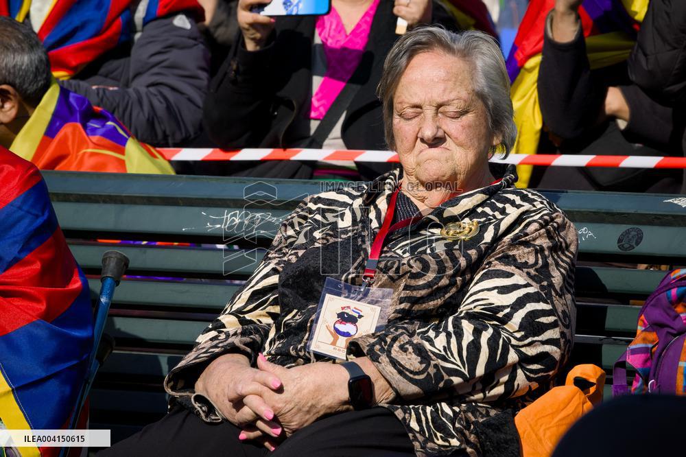 Richard Gere Joins Tibetans and Supporters In The Hague
