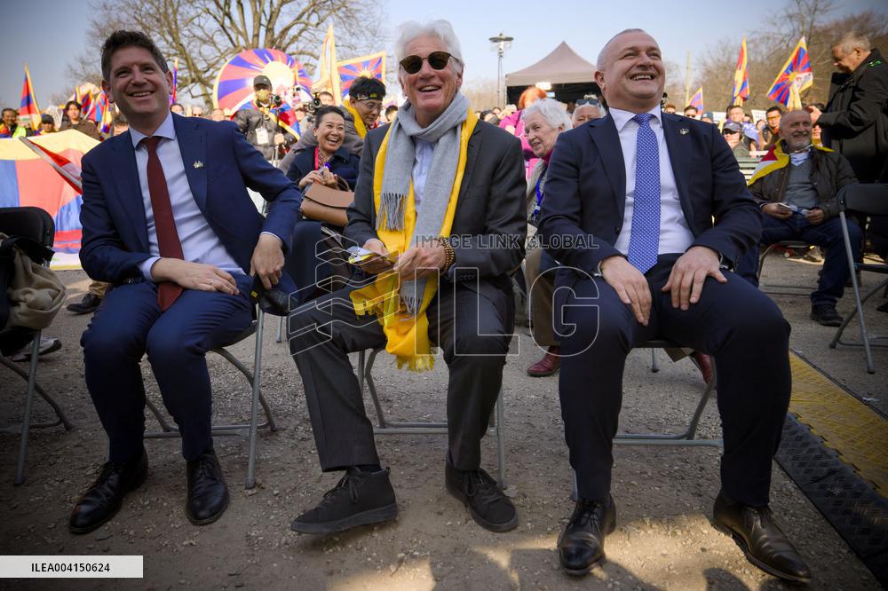 Richard Gere Joins Tibetans and Supporters In The Hague