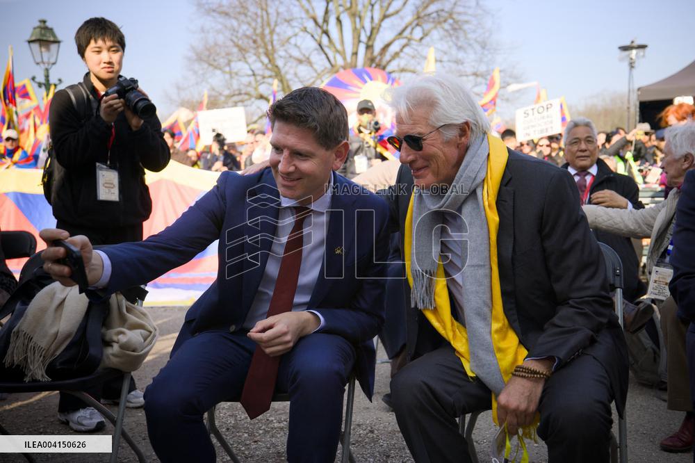 Richard Gere Joins Tibetans and Supporters In The Hague
