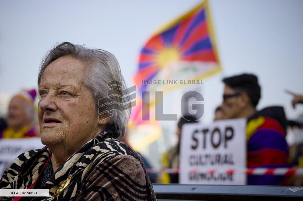 Richard Gere Joins Tibetans and Supporters In The Hague