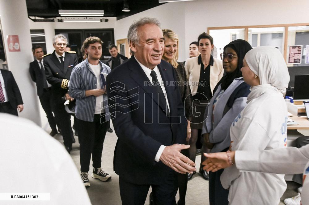 Prime Minister Celebrates 15 Years of Civic Service at Night Call Center