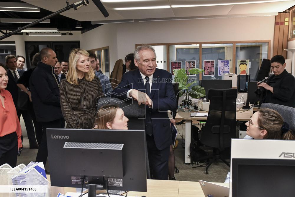 Prime Minister Celebrates 15 Years of Civic Service at Night Call Center
