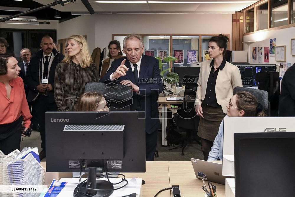 Prime Minister Celebrates 15 Years of Civic Service at Night Call Center