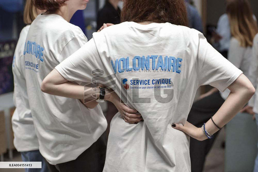 Prime Minister Celebrates 15 Years of Civic Service at Night Call Center