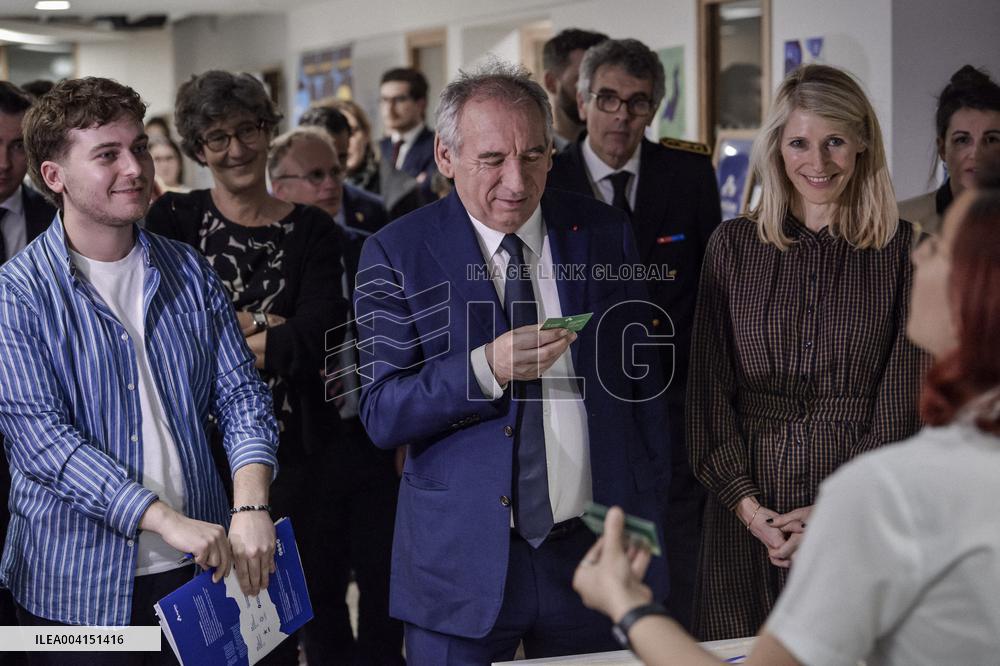 Prime Minister Celebrates 15 Years of Civic Service at Night Call Center