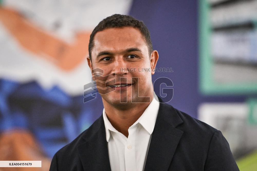 Rugby Park at Auber subway station in Paris - FA