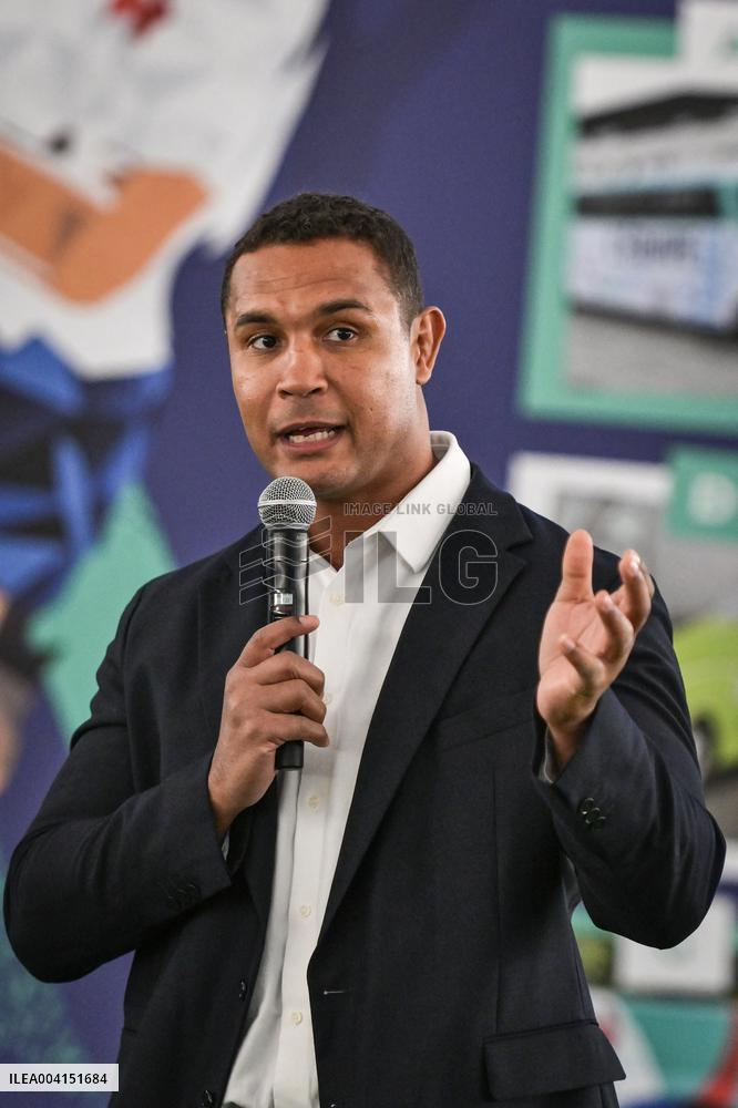 Rugby Park at Auber subway station in Paris - FA