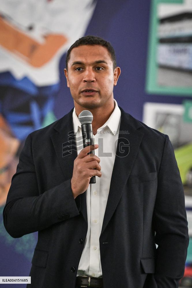 Rugby Park at Auber subway station in Paris - FA