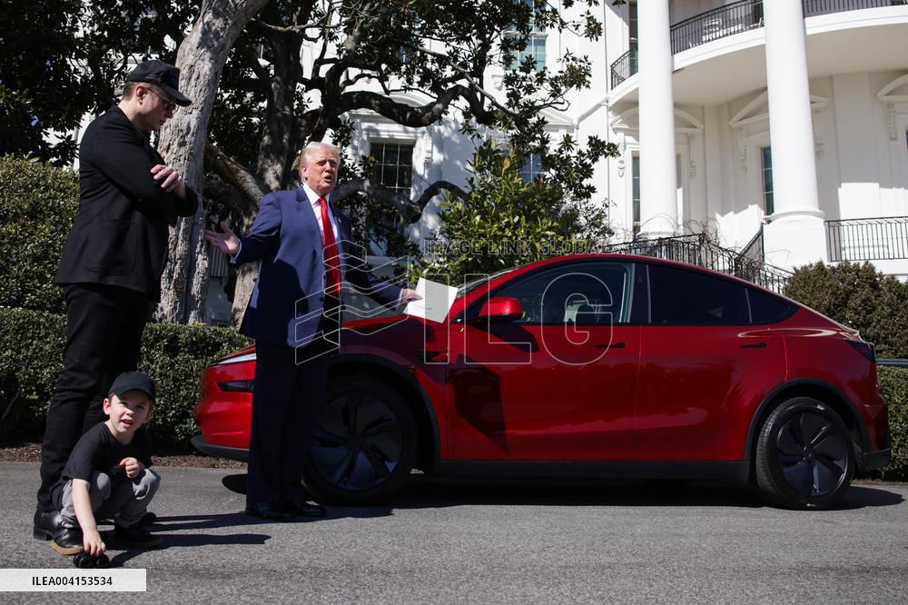 DC: President Trump views Tesla vehicles in Front of The White House