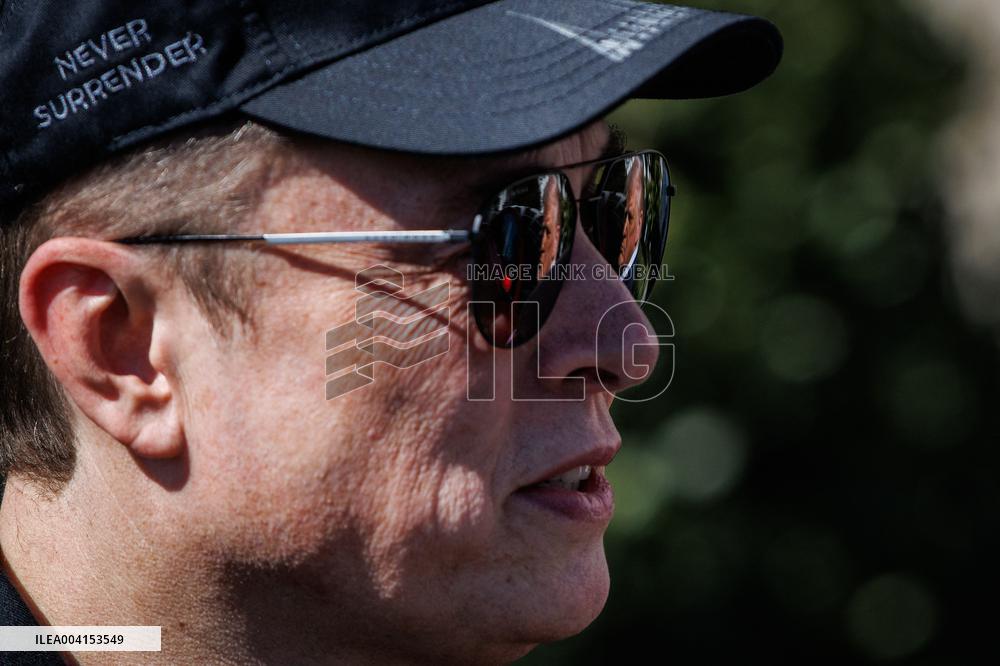 DC: President Trump views Tesla vehicles in Front of The White House