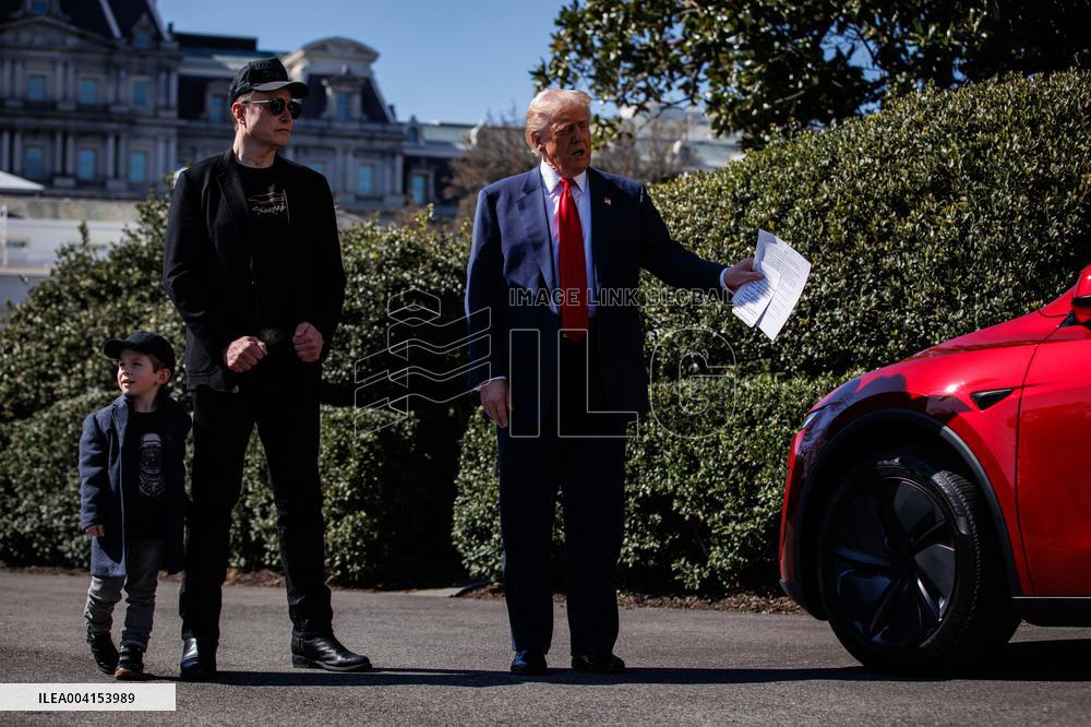 DC: President Trump views Tesla vehicles in Front of The White House
