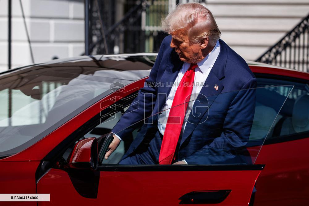 DC: President Trump views Tesla vehicles in Front of The White House