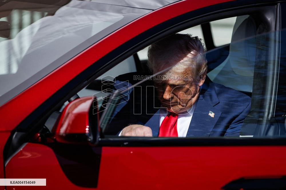 DC: President Trump views Tesla vehicles in Front of The White House
