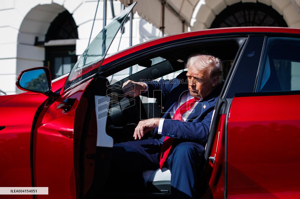 DC: President Trump views Tesla vehicles in Front of The White House